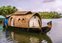 Explore Alleppey with Luxury Kerala Houseboat Packages and Scenic Backwaters