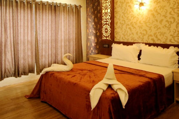 Luxury houseboat honeymoon in Alleppey with romantic backwater views and private deck”